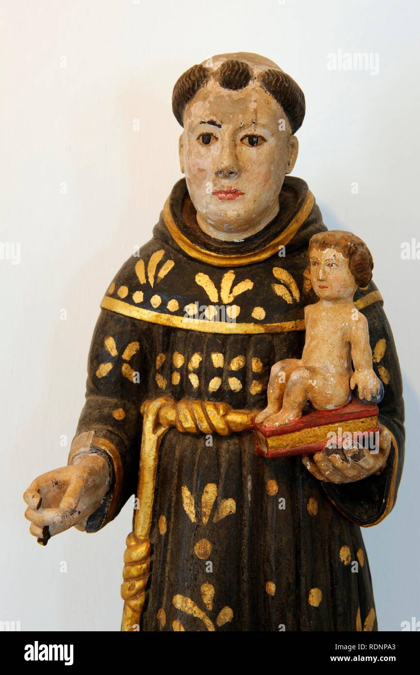 Estatua de Santonio, 16. - 17. siglo, en el Museo de Santa Maria en Santo Espirito en la isla de Santa Maria, Azores Foto de stock