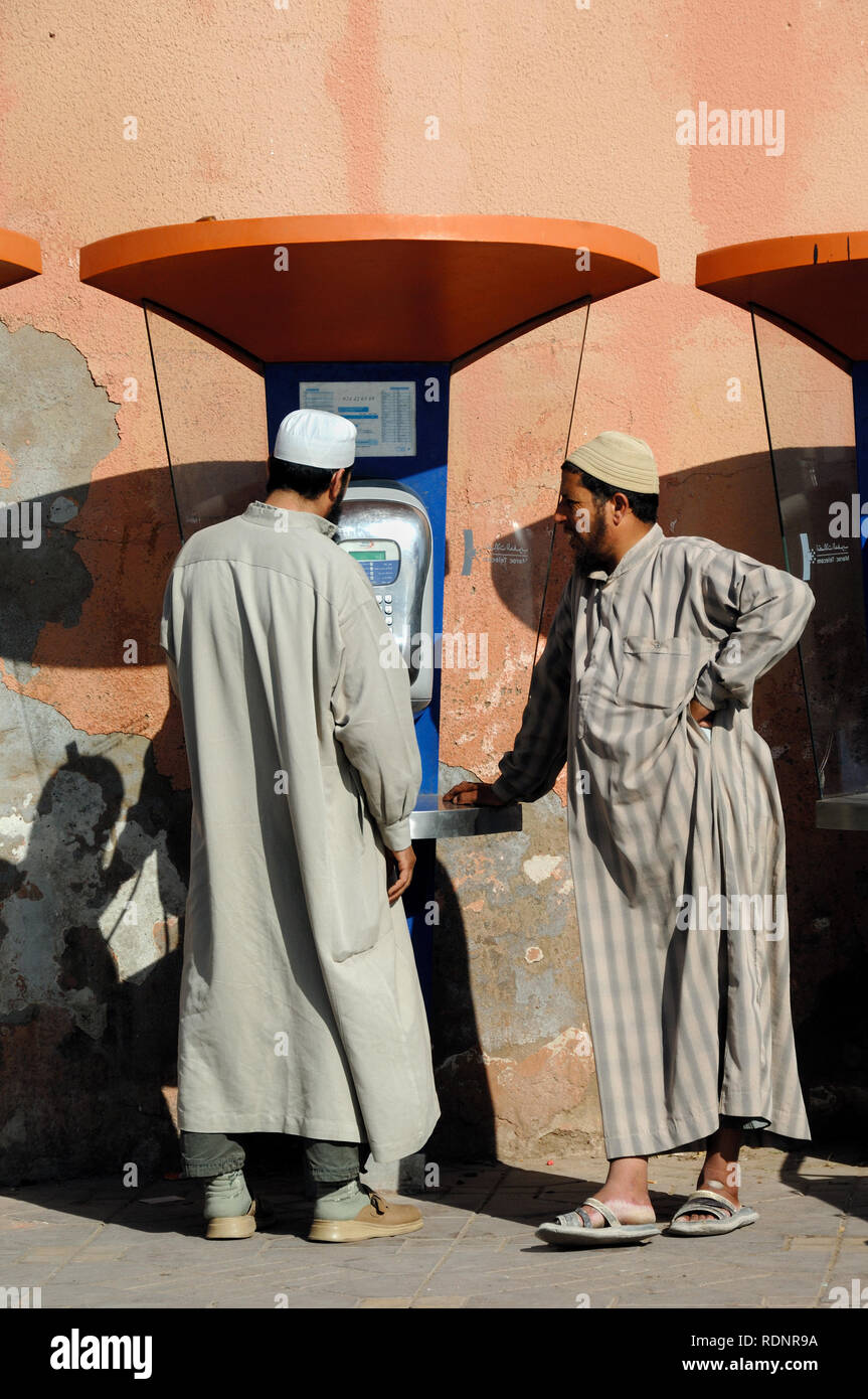 Los marroquíes con teléfono público o Marrakech Marrakech Marruecos Foto de stock