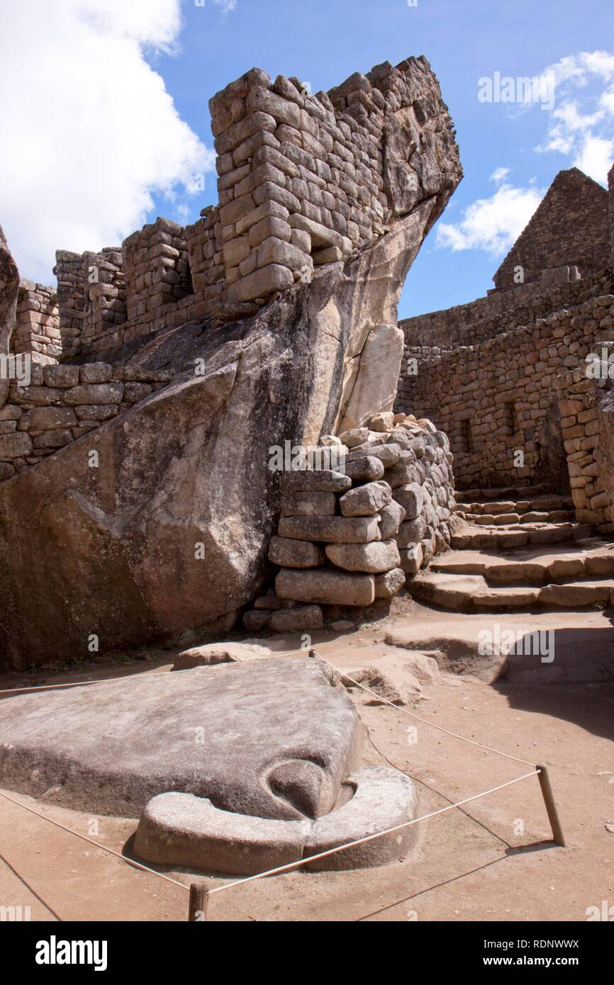 Tallar la Piedra del Cóndor, sitio de Machu Picchu, Perú, América del Sur Foto de stock
