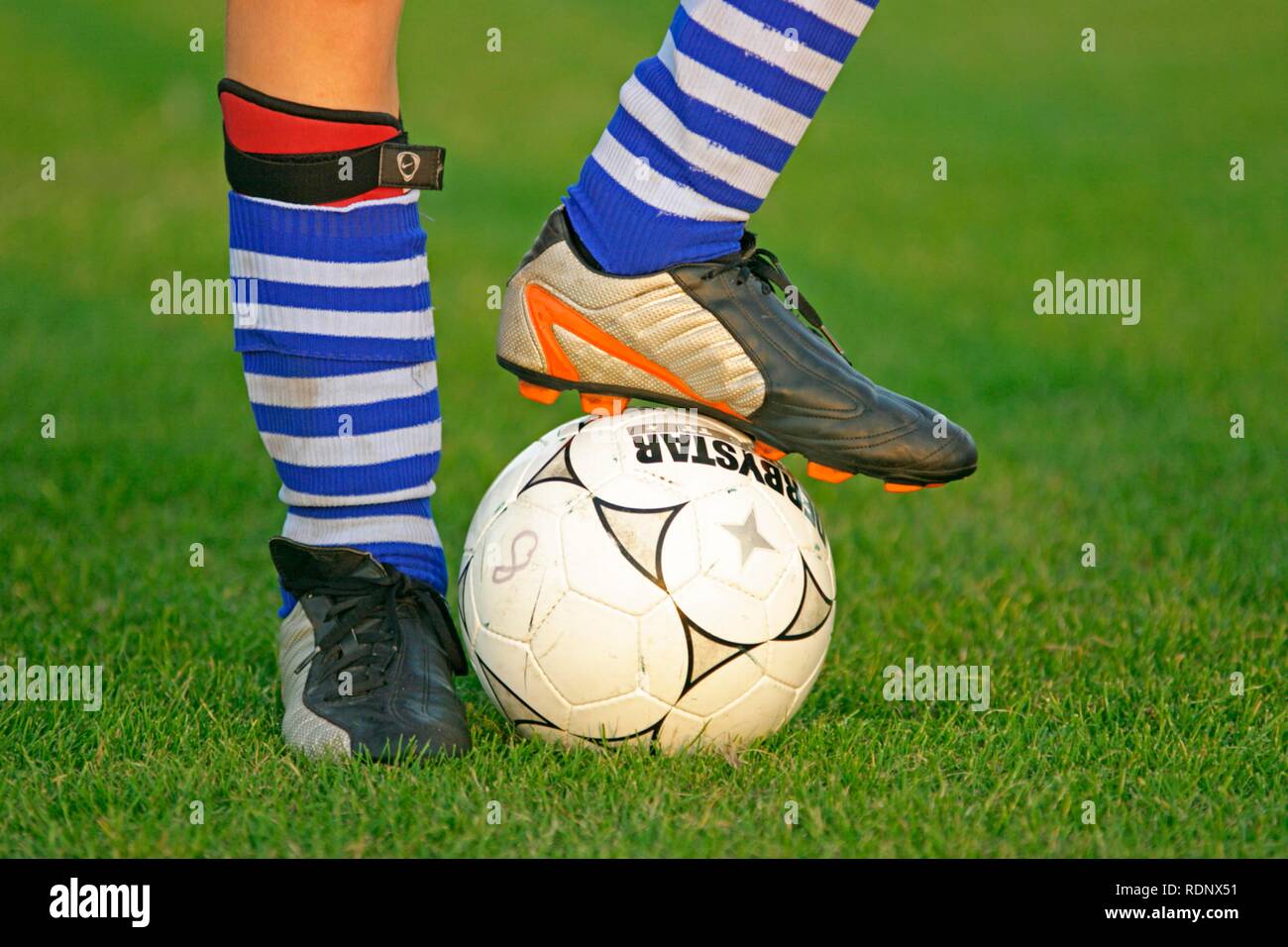 Los zapatos de fútbol de un jugador humano en un campo al estilo de una  paleta de colores brillantes y atrevidos.