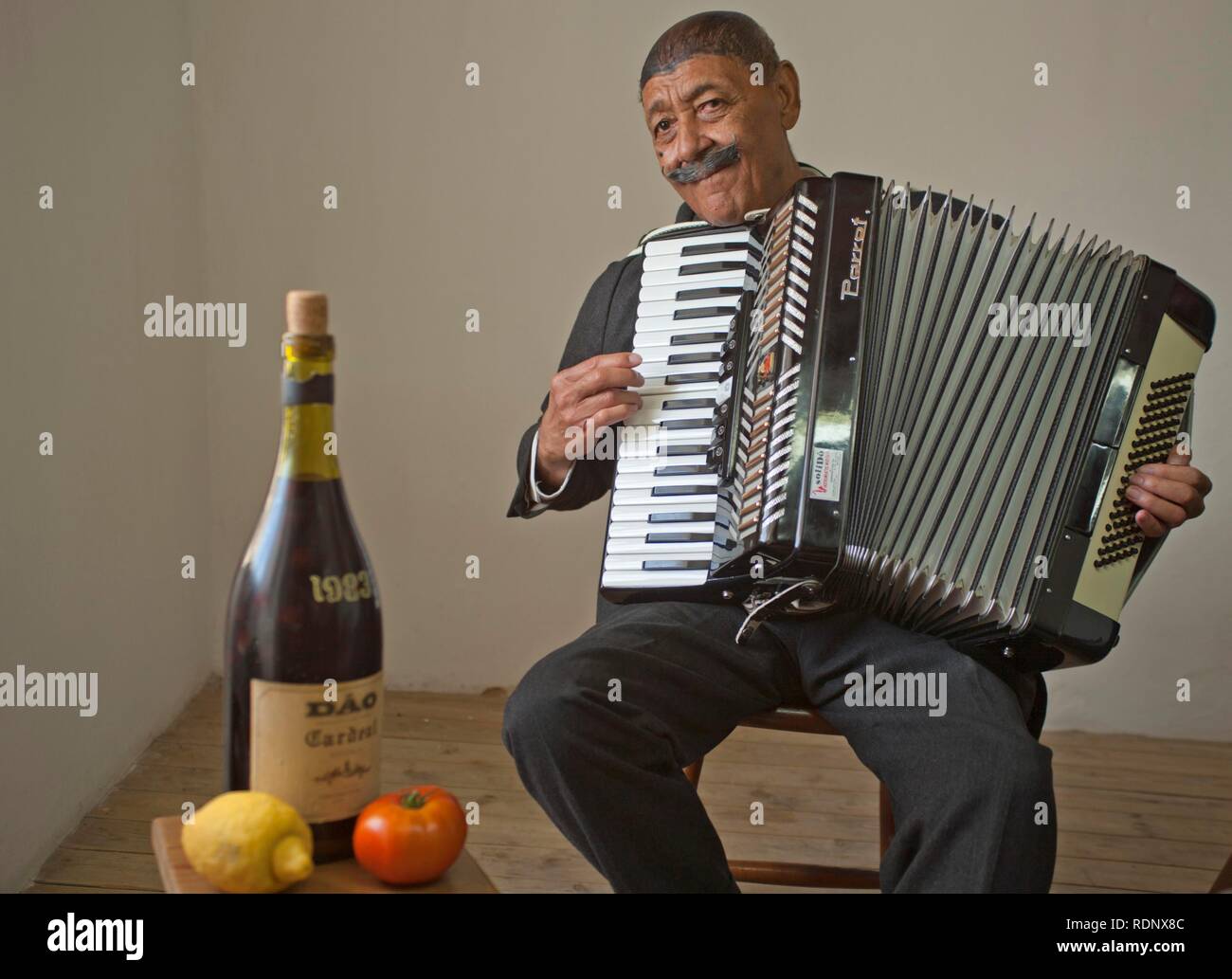 Retrato de Joao Nathis, 73, músico callejero, Lagos, Algarve, Portugal Foto de stock