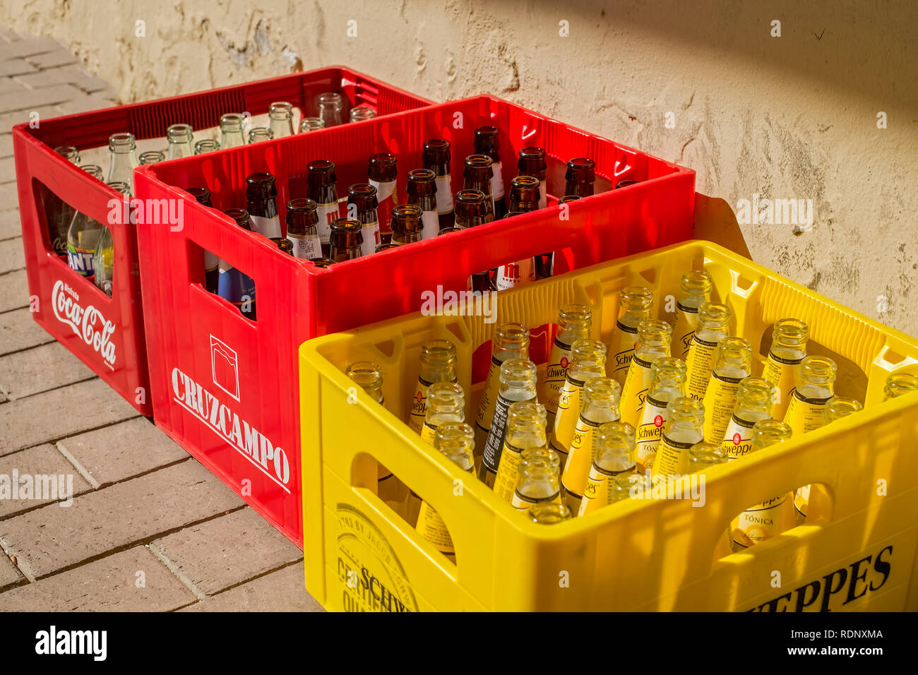 Málaga, España - 02 de junio, 2018. Botellas vacías de jugos y cerveza en  cajas Fotografía de stock - Alamy