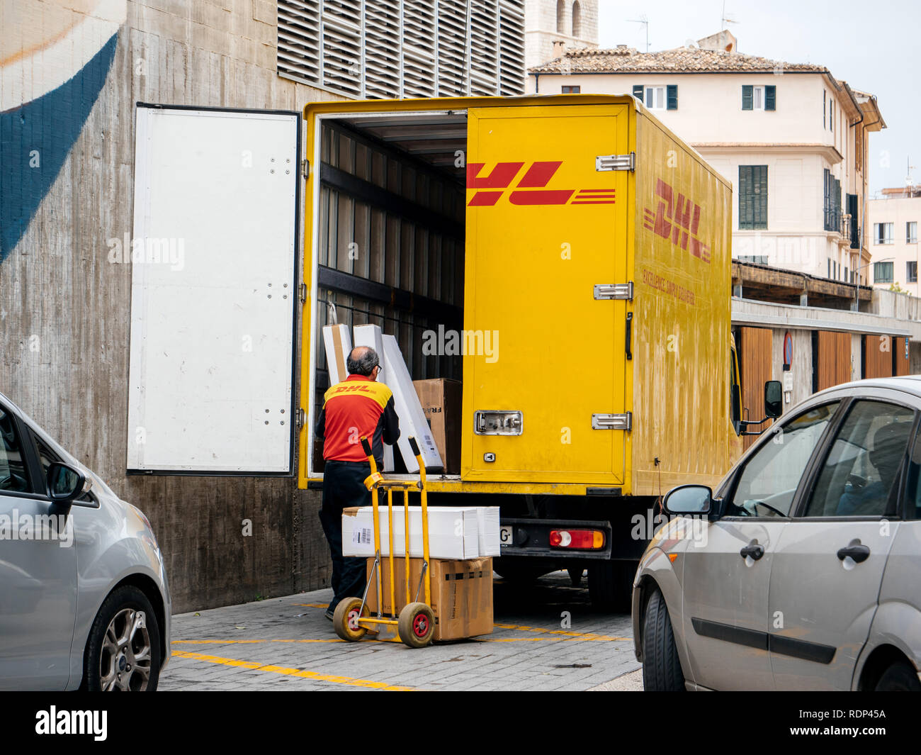 vistazo etc. Cámara INCA, PALMA DE MALLORCA, España - 8 de mayo de 2018: Senior DHL carteros  entregando paquetes postales desde el camión amarillo en el centro de la  ciudad inca en Mallorca Fotografía de stock - Alamy