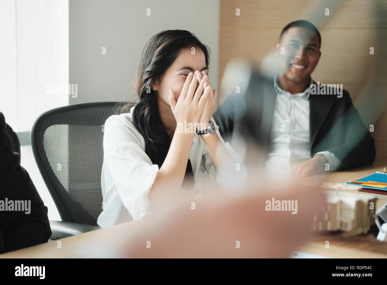 Trabajo en equipo con la joven mujer de negocios asiáticos y empresario negro Foto de stock