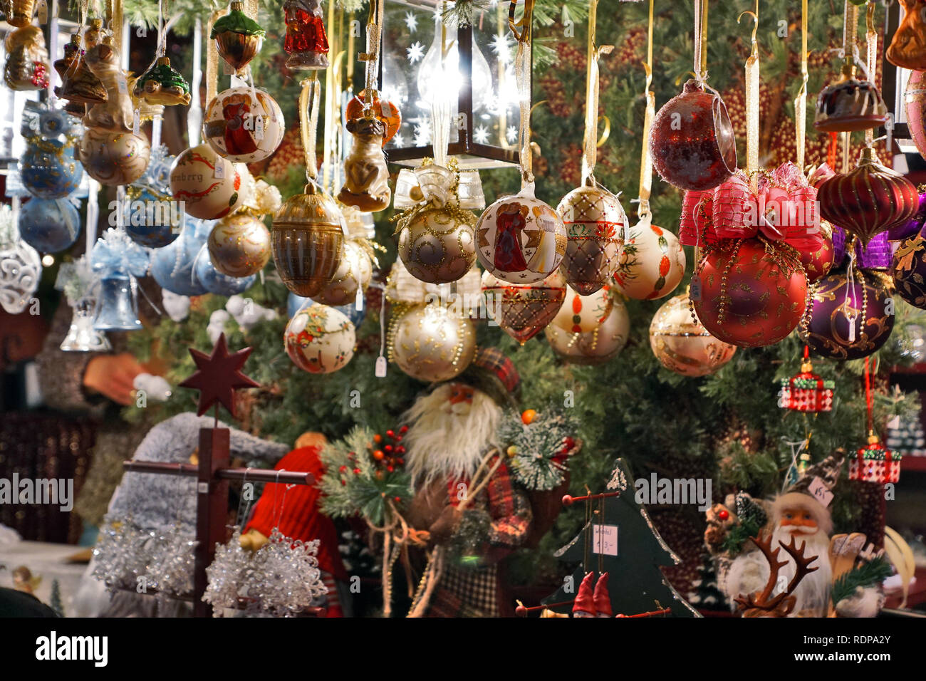 En la decoración de Navidad Christkindlesmarkt de Núremberg Foto de stock