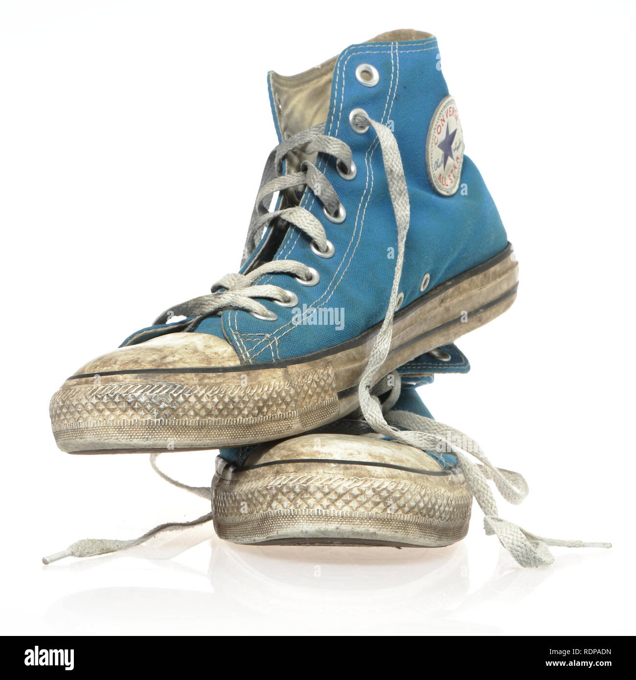 Niño Excepcional auricular AMELAND, Holanda -Diciembre 13, 2015: Converse All Star zapatillas sobre  blanco. Sólo para uso editorial editorial ilustrativos Fotografía de stock  - Alamy