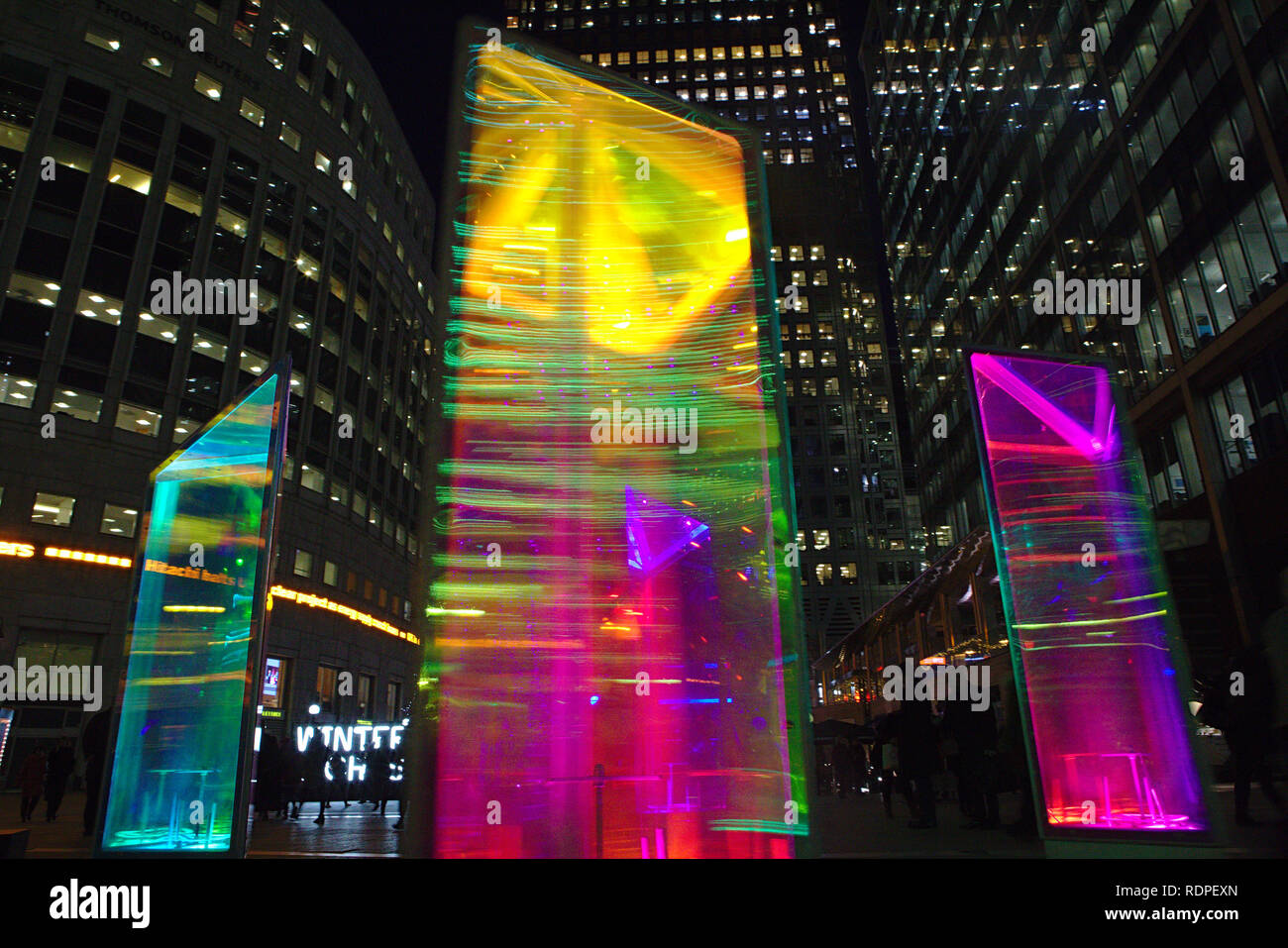 Colorido Columnas De Color En Las Luces De Invierno Exposicion En Canary Wharf 2019 Prismatica Fotografia De Stock Alamy