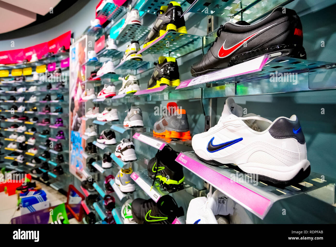Nike Shoe Outlet Fotos e Imágenes de stock - Alamy