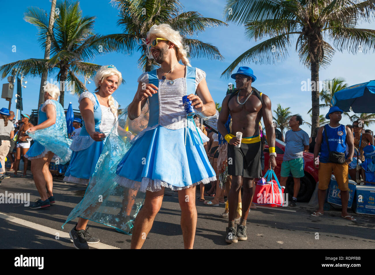 RIO DE JANEIRO - CIRCA Febrero, 2017: el joven brasileño llevaba vestidos  de azul coincidente celebrar en una tarde de fiesta en la calle durante el  carnaval Fotografía de stock - Alamy