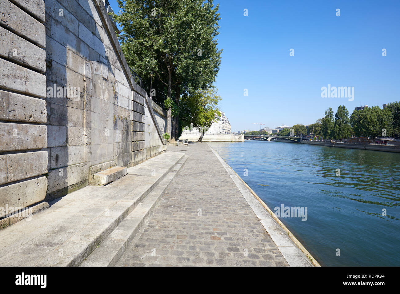 París, vacío Sena muelles con pasos en un día soleado de verano Foto de stock