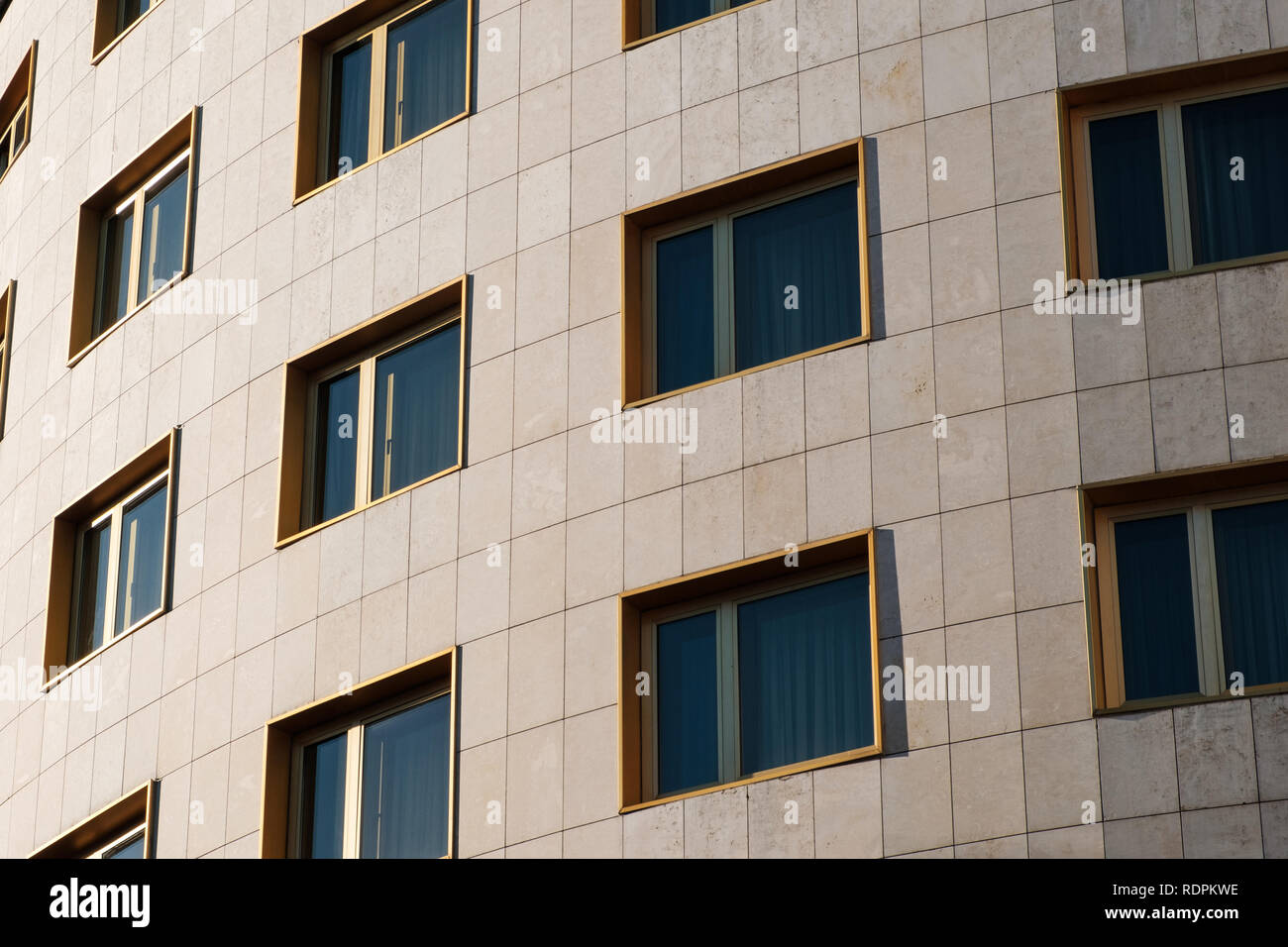 Ventanas en fachada de edificio - real estate concepto Foto de stock