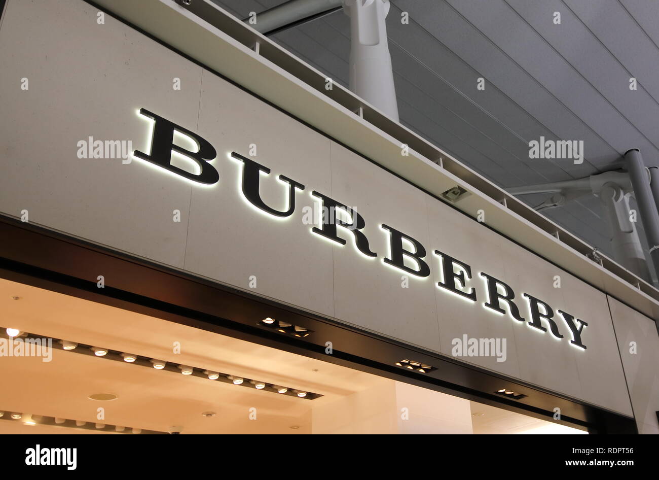 La marca de moda Burberry el logotipo de su empresa Fotografía de stock -  Alamy