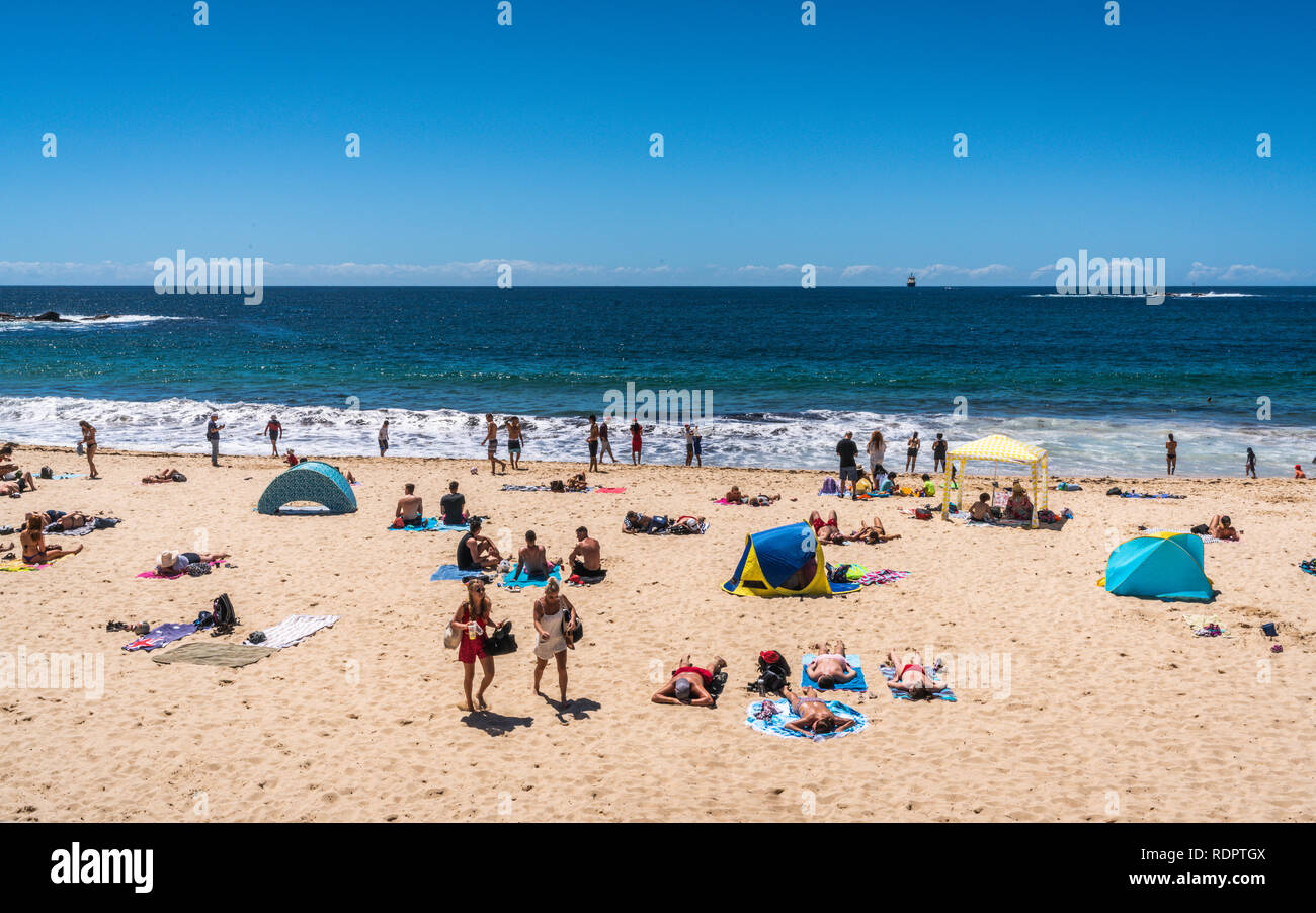 El 24 de diciembre de 2018, Coogee Sydney Australia: gente disfrutando de un día soleado de verano caliente en Coogee Beach en Sydney, NSW, Australia Foto de stock