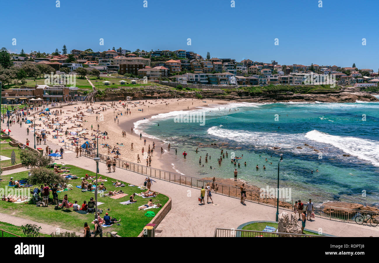 El 24 de diciembre de 2018, Bronte Sydney Australia: gente disfrutando de un día soleado de verano caliente en Bronte beach en Sydney, NSW, Australia Foto de stock