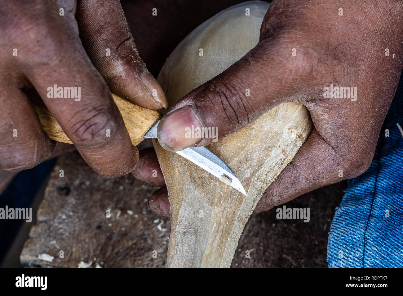 Manos que trabajan con madera tallada a mano y obras de arte herramientas para la madera Foto de stock