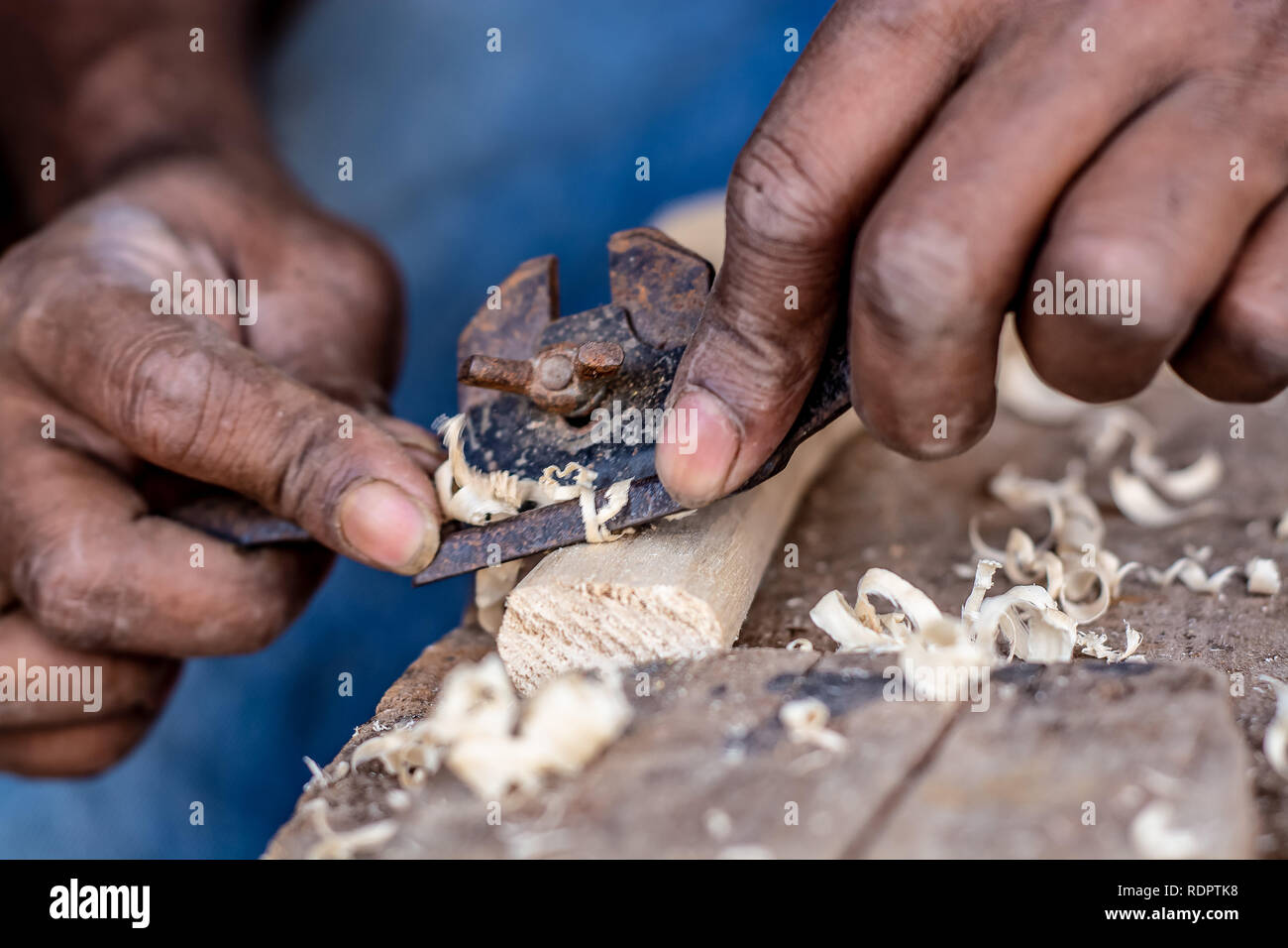 Manos que trabajan con madera tallada a mano y obras de arte herramientas para la madera Foto de stock