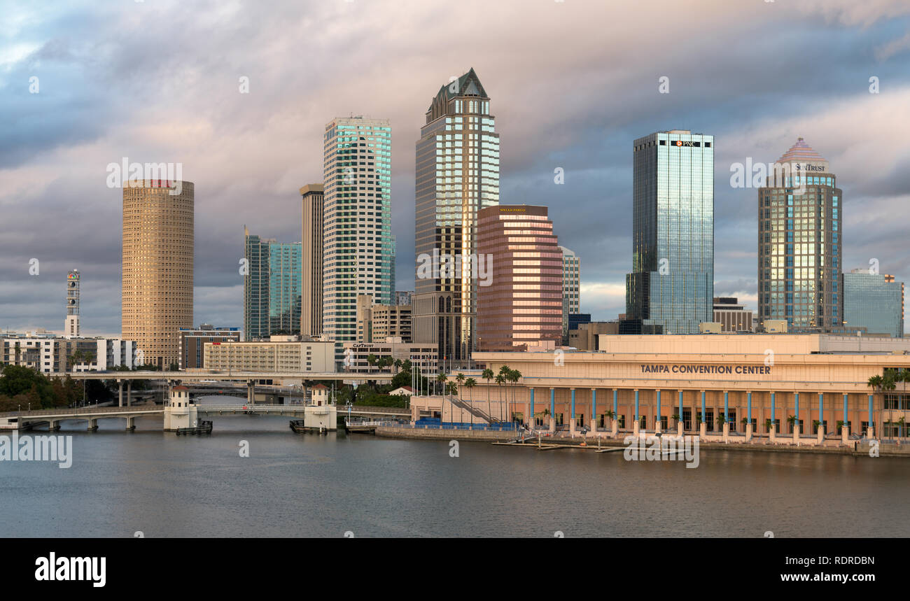 Temprano en la noche la luz en el centro de Tampa skyline en Tampa, Florida Foto de stock