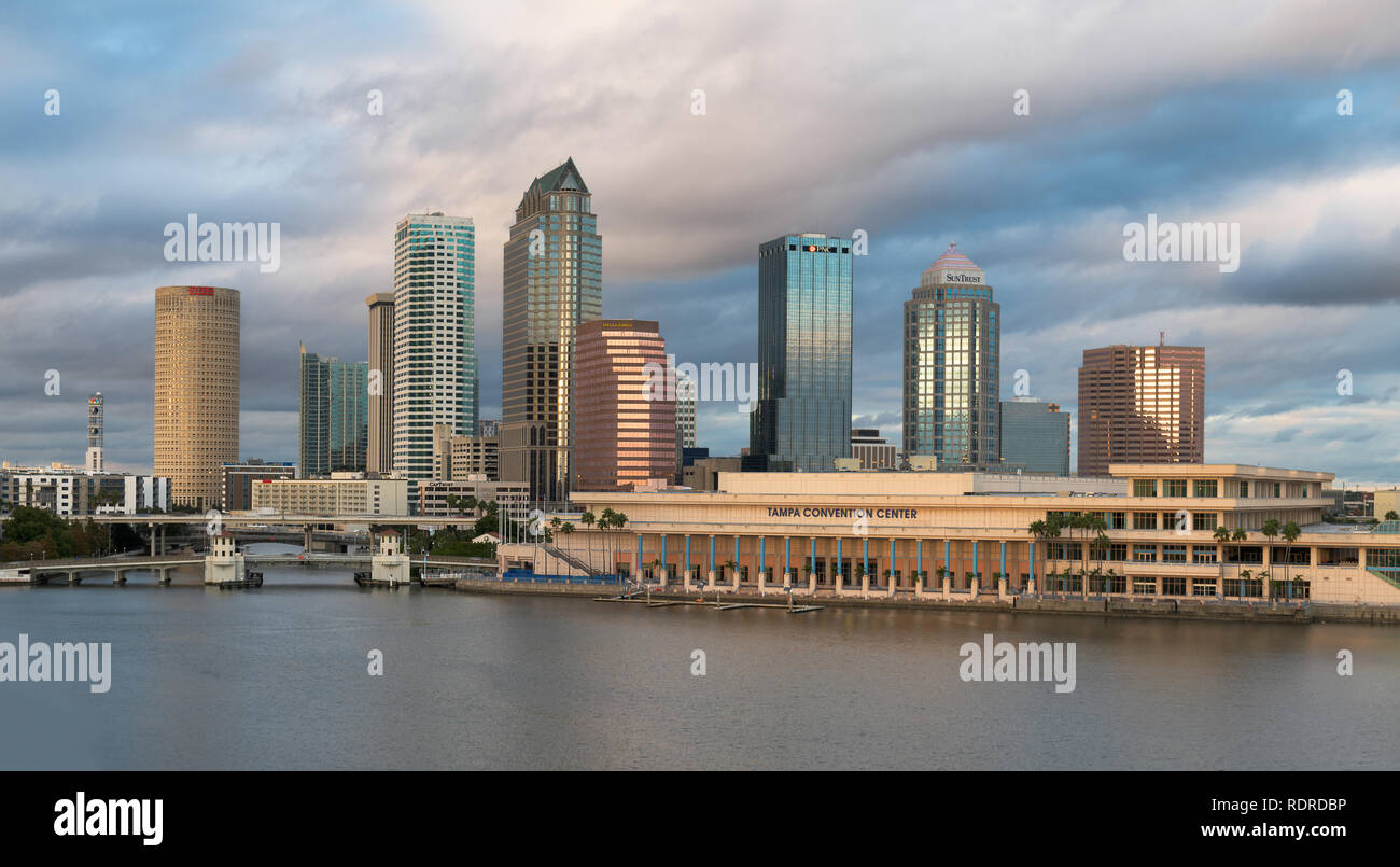 Temprano en la noche la luz en el centro de Tampa skyline en Tampa, Florida Foto de stock
