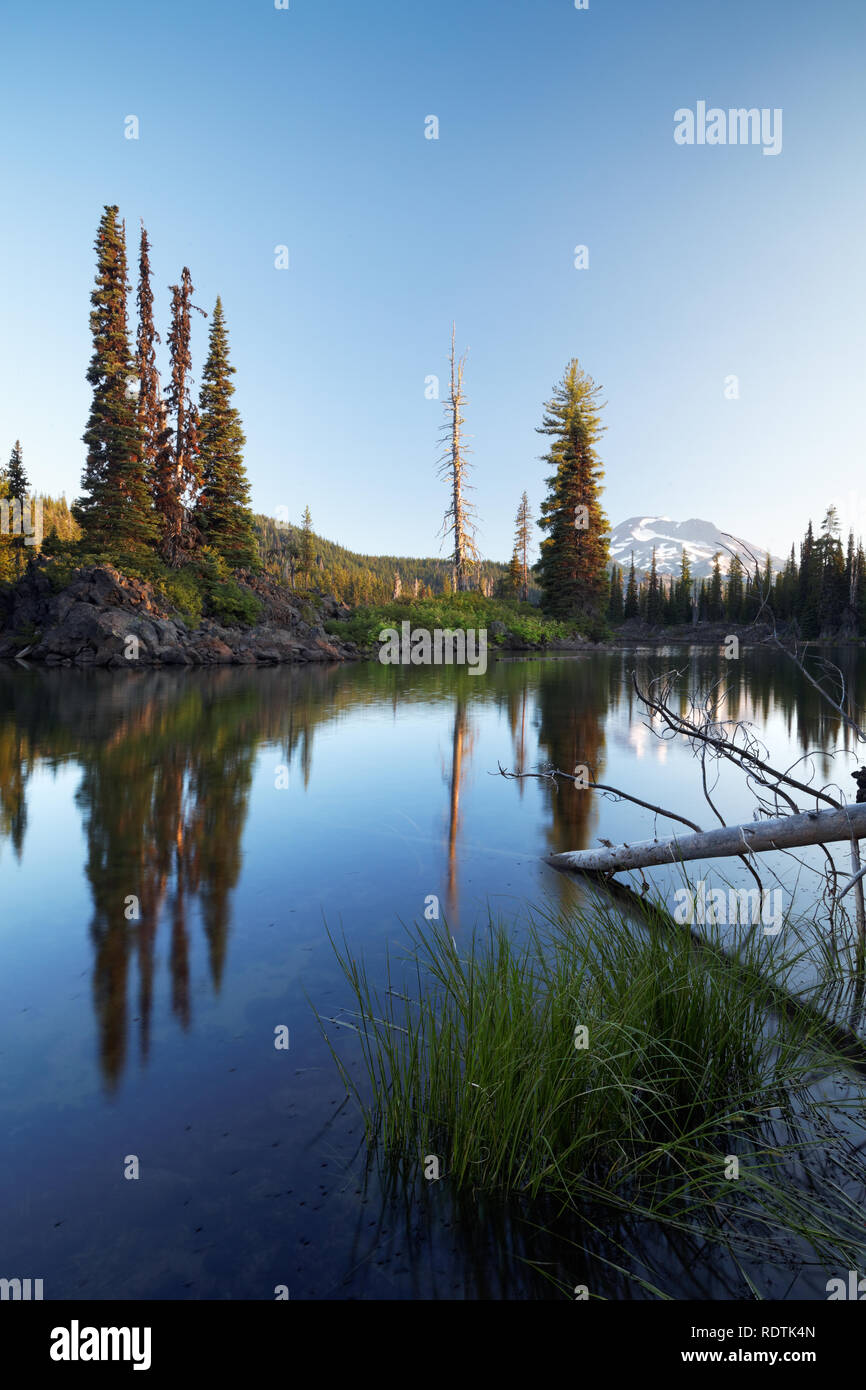 Amanece sobre el sur del lago de montaña y hermana chispas, Cascade Lakes, Oregón, EE.UU. Foto de stock