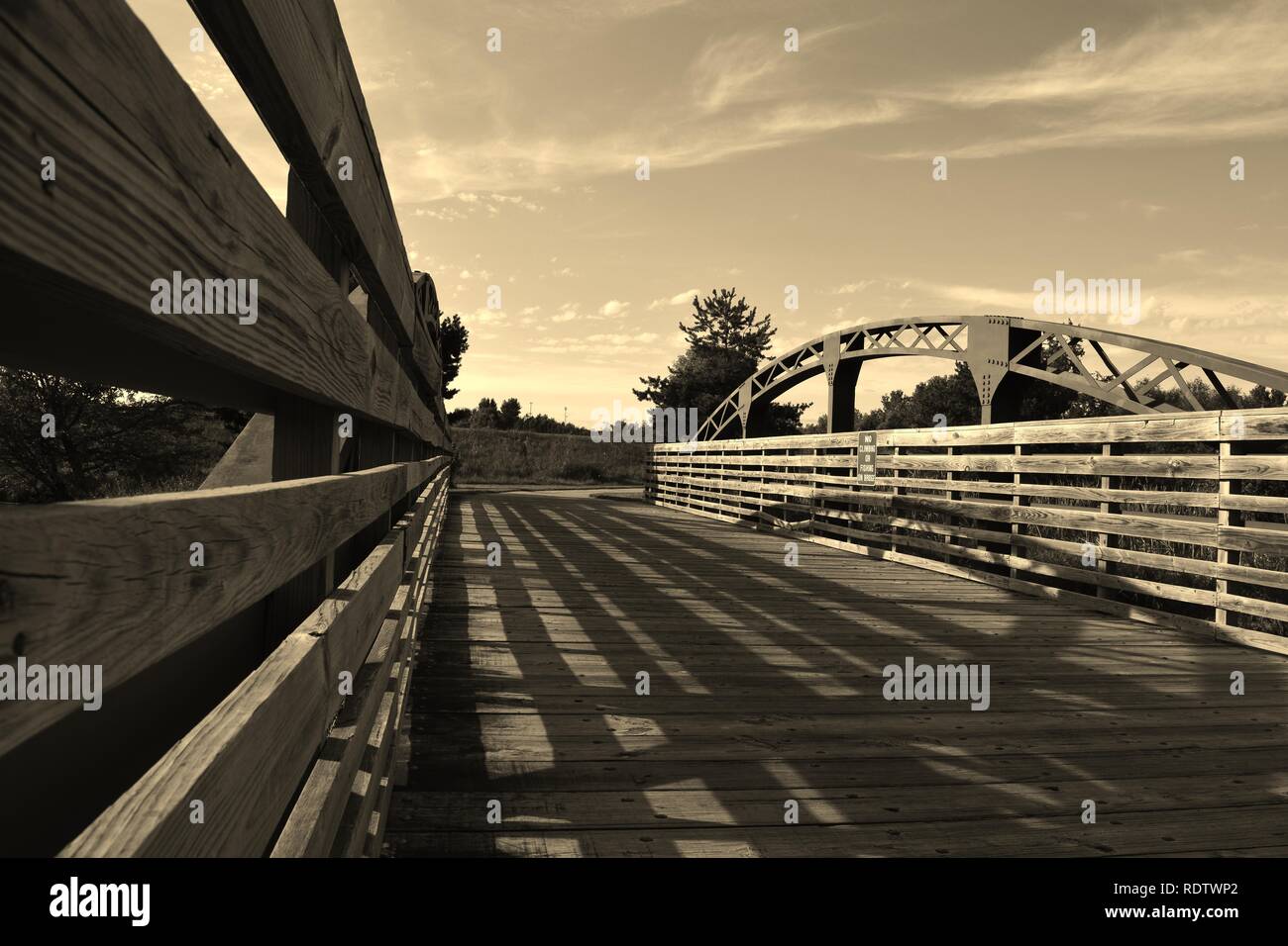 Puente de madera sobre monocromo Willow Creek en Omaha, Nebraska Foto de stock