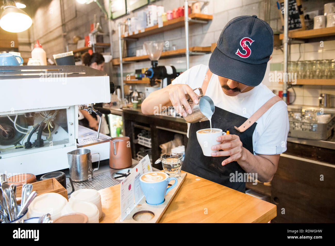 Barista en ballcap modelo es liberado. El vuelo Hangar de café es una  cafetería que sirve café de casa, sandwiches \u0026 light come en 119 Dixon St  in te AR Fotografía de