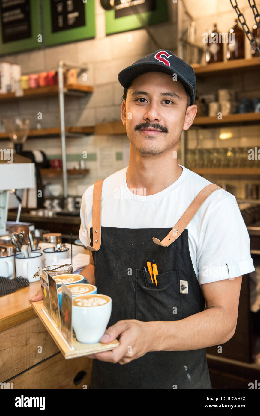 Barista en ballcap modelo es liberado. El vuelo Hangar de café es una  cafetería que sirve café de casa, sandwiches \u0026 light come en 119 Dixon St  in te AR Fotografía de