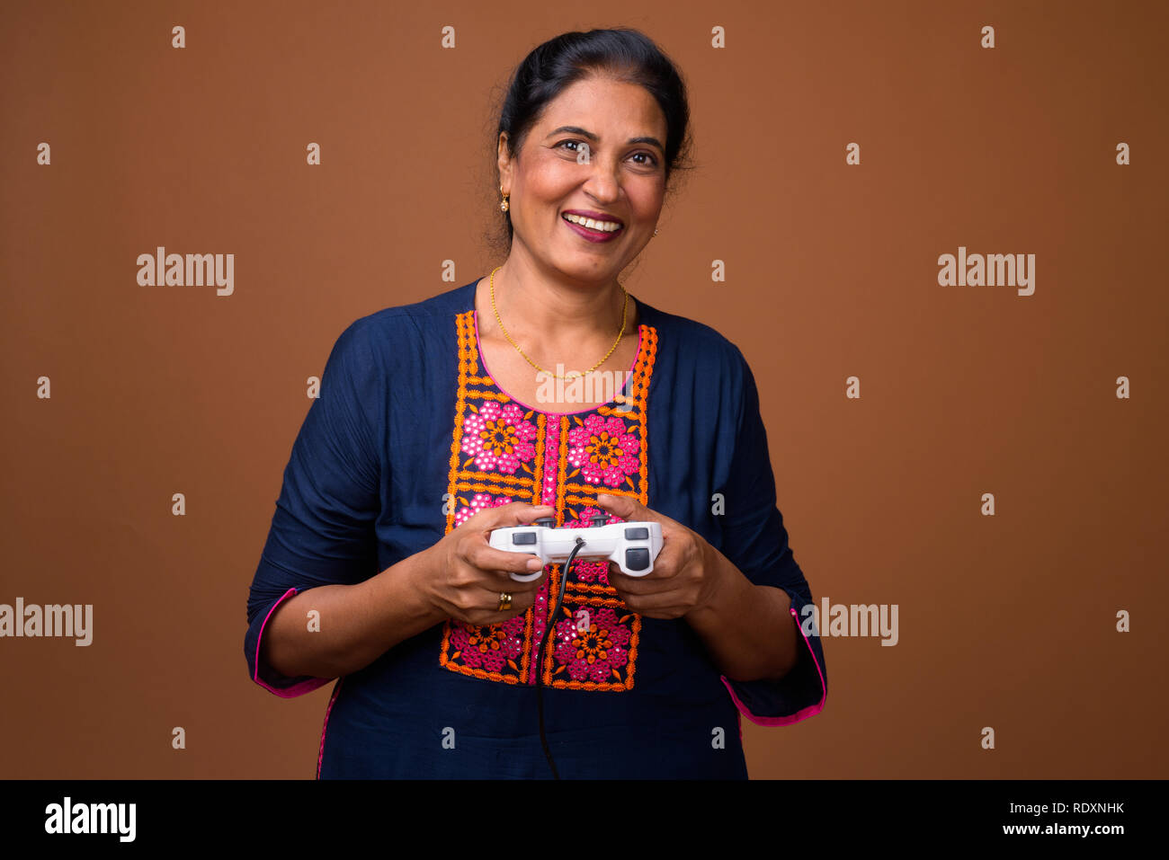 Mujer india jugando juegos de video usando game controller Foto de stock