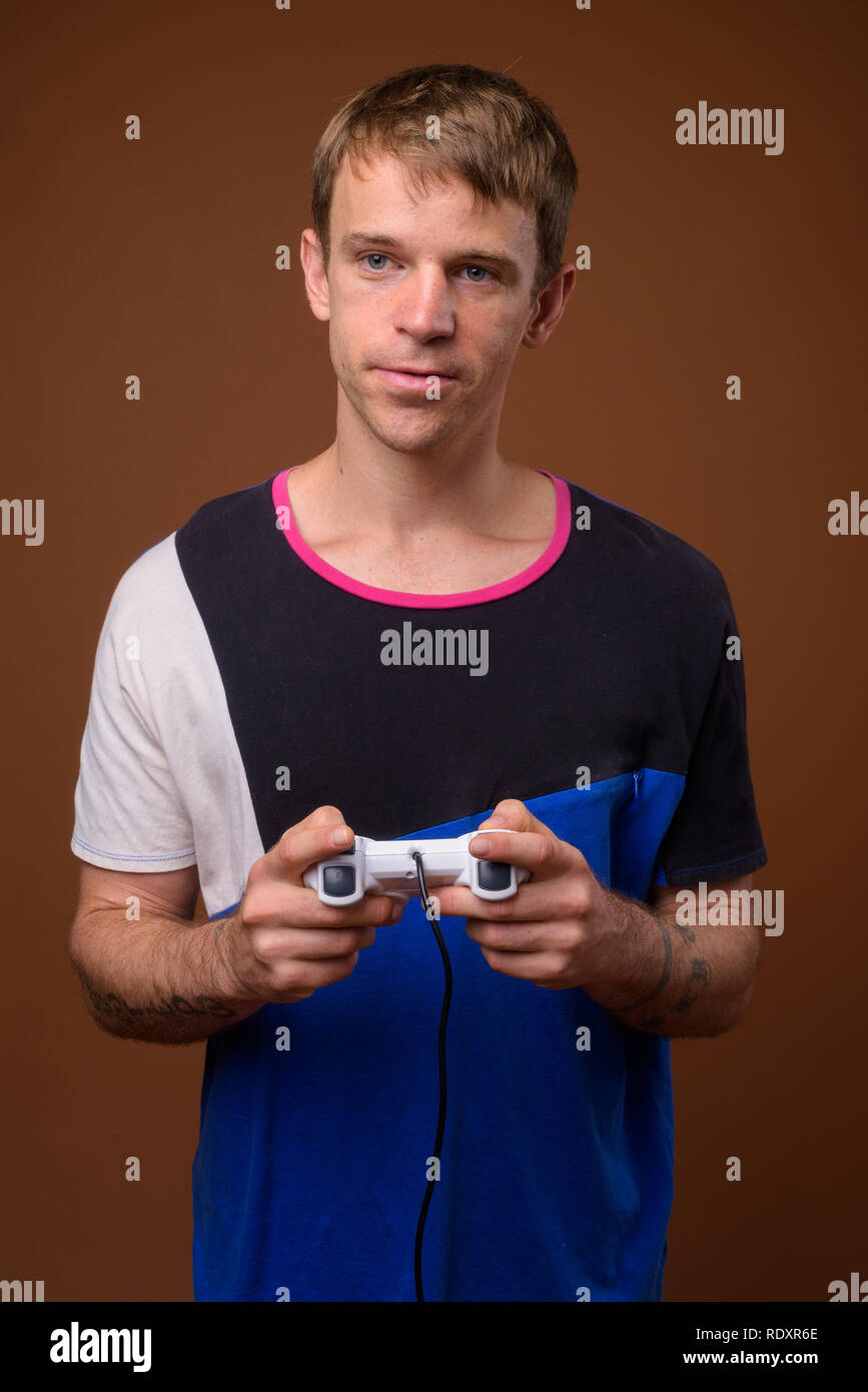 Hombre jugando juegos de video usando game controller Foto de stock