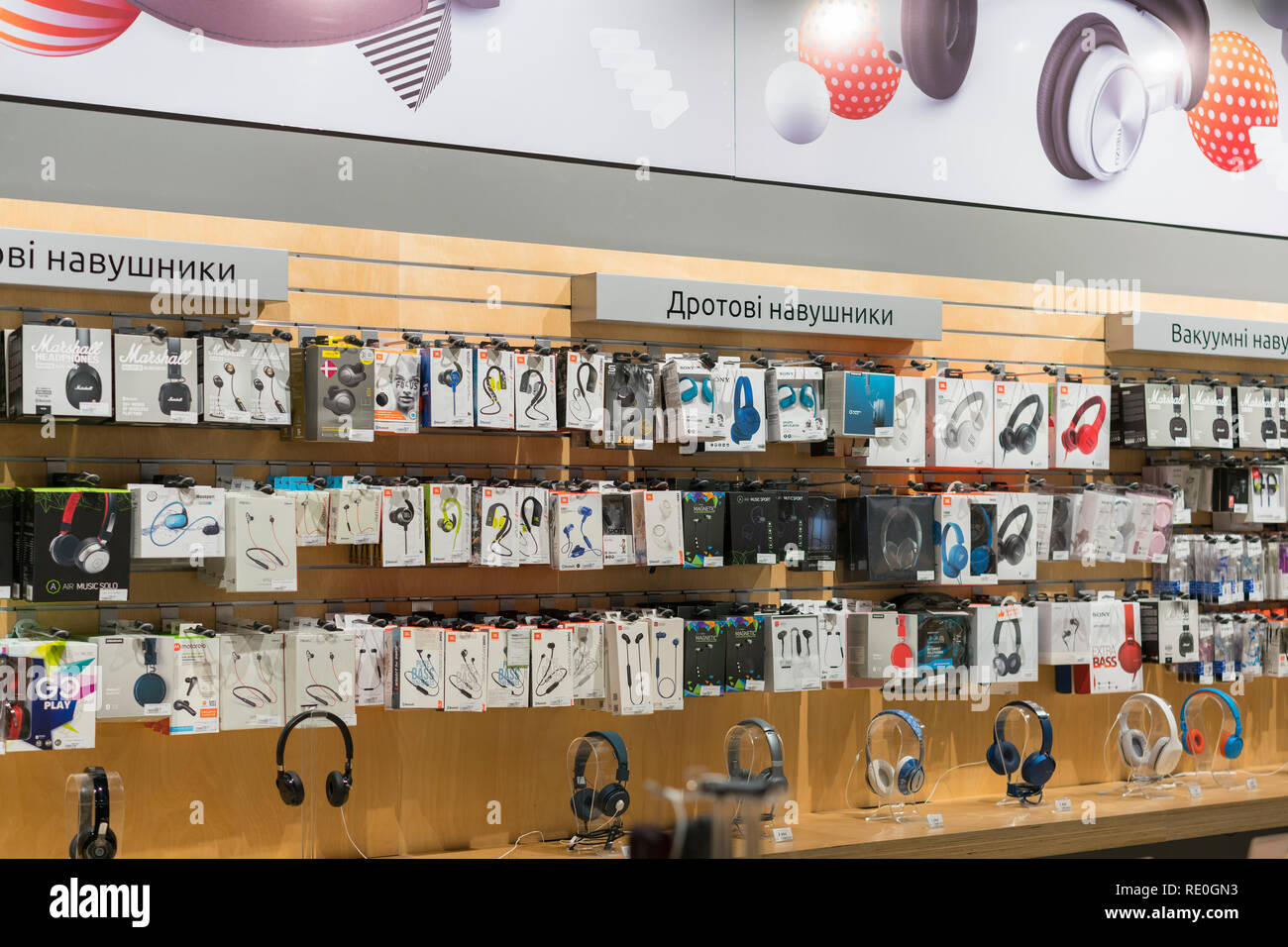 Kiev, Ucrania. El 15 de de 2019 Tienda de auriculares. Auriculares modernos en el el mall. Varios auriculares para la venta una tienda Fotografía de stock - Alamy