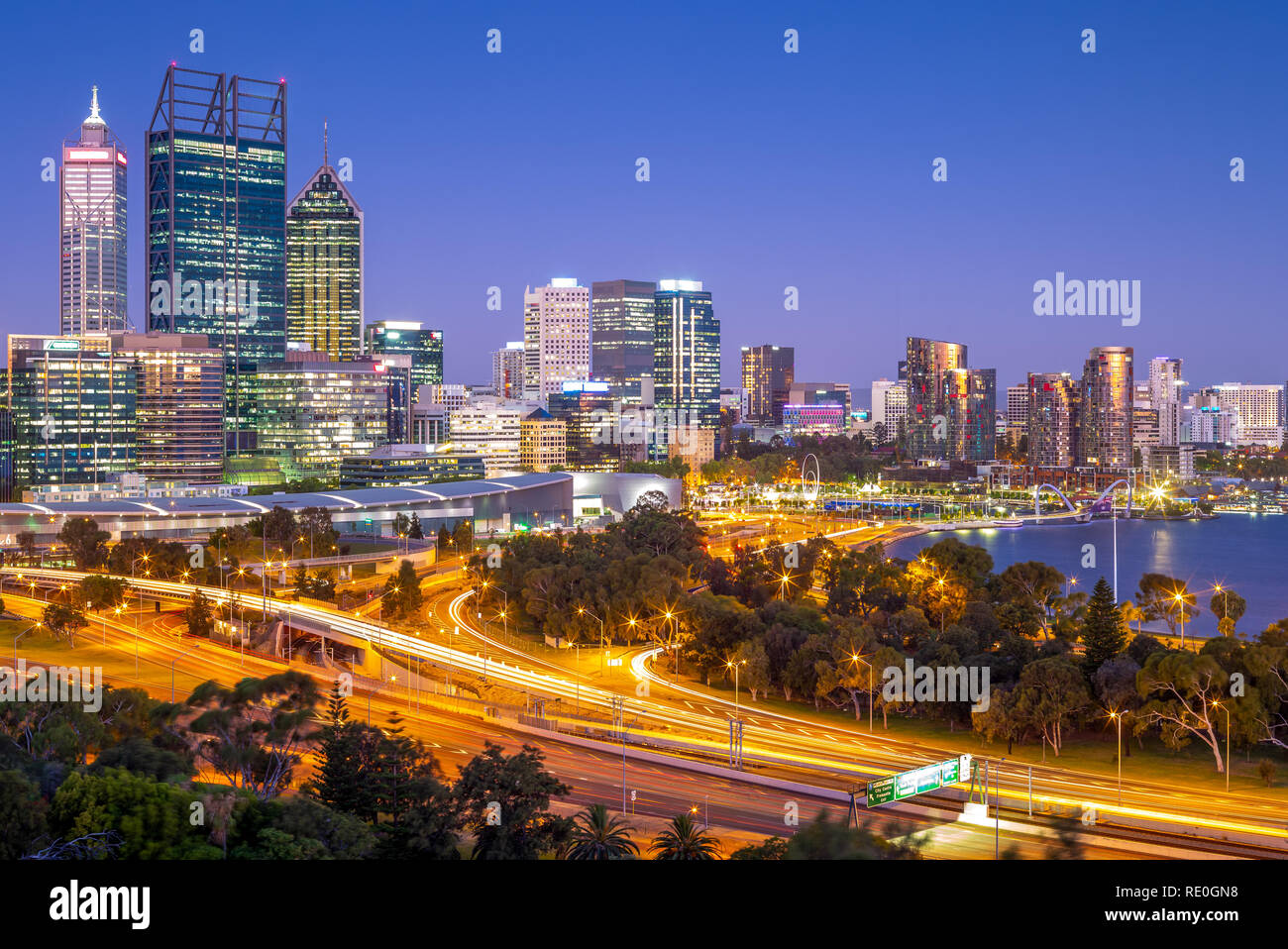 Horizonte de Perth en la noche, en el oeste de Australia. Foto de stock