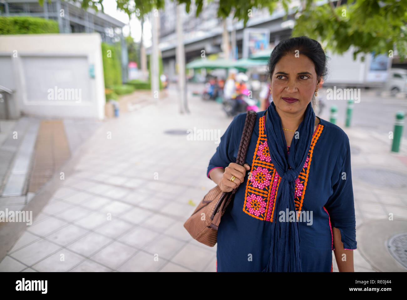 Madura hermosa mujer india, explorando la ciudad de Bangkok, Tha Foto de stock