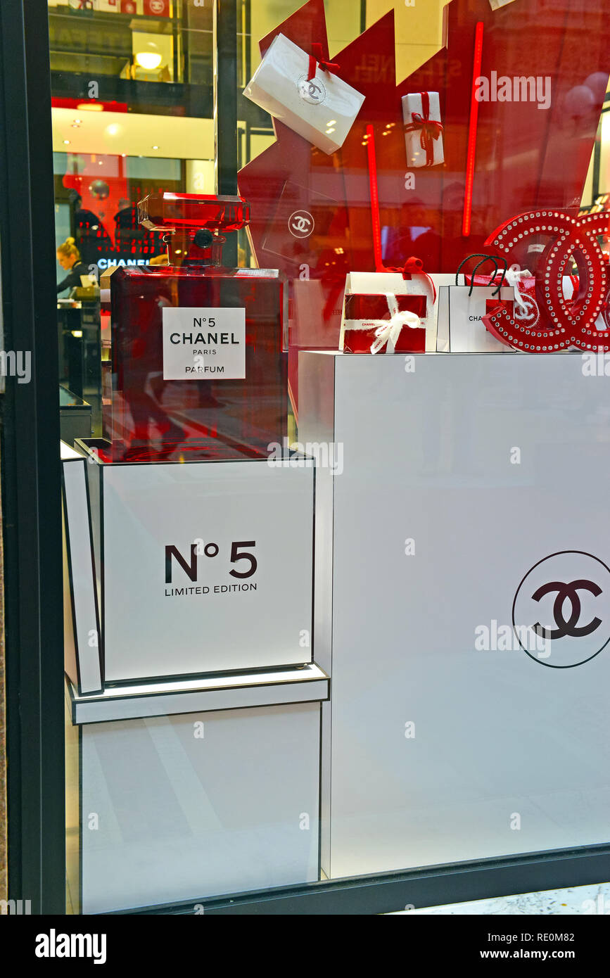 Fragancia francesa maker Chanel con sus rojos Edición Limitada perfume  número 5 en la pantalla con fondo rojo atrae a los turistas en un ajetreado  centro comercial Fotografía de stock - Alamy