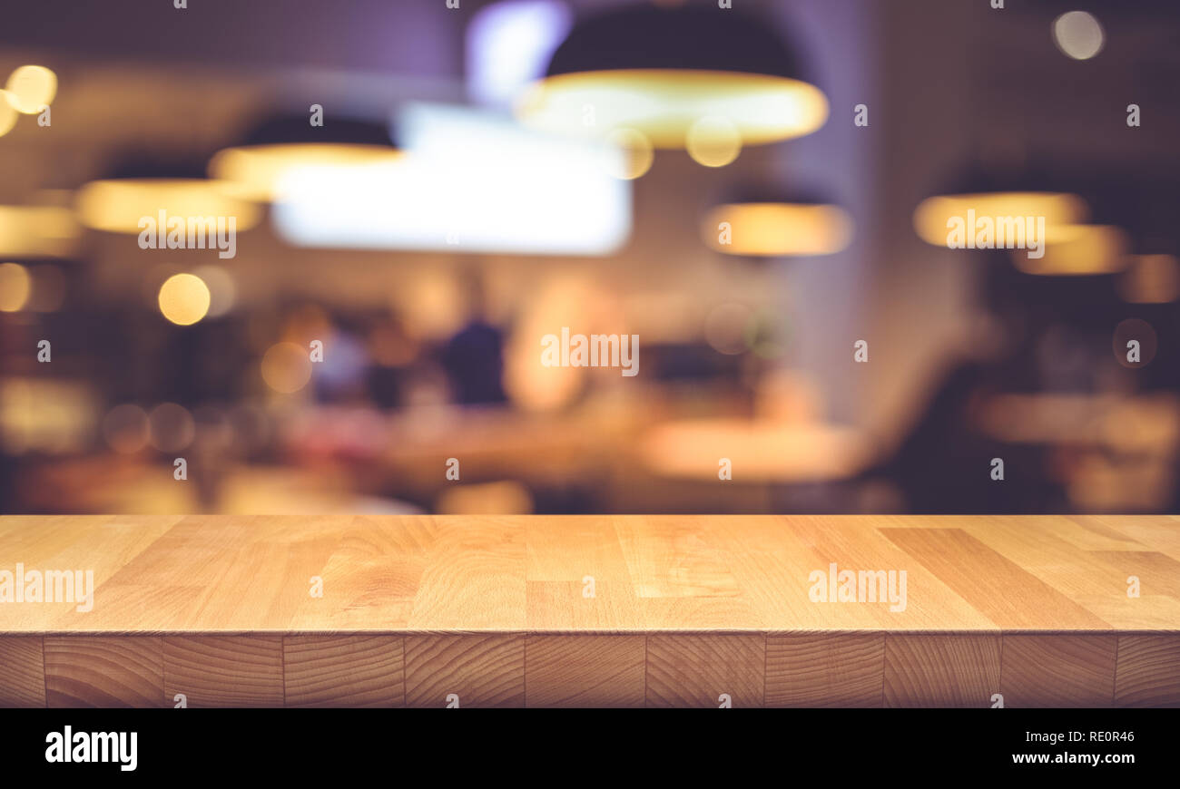 Textura de madera tablero (bar) con luz desenfoque bokeh de oro en  cafe,restaurante background.Para montaje de exhibición de productos clave o  diseño diseño visual Fotografía de stock - Alamy