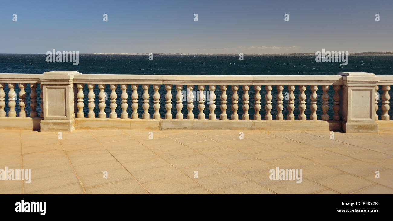 La Bahía de Cádiz, visto desde las murallas de San Carlos en la Alameda Apodaca. Foto de stock