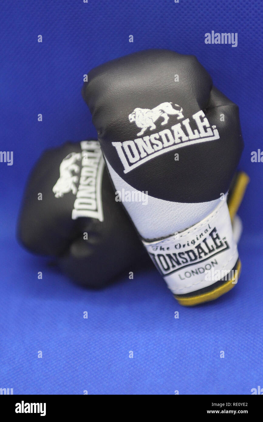 Mini Lonsdale guantes de boxeo, accesorios para el coche Fotografía de  stock - Alamy
