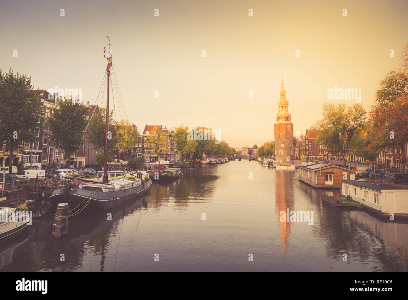 Vista típica del terraplén del canal en el centro histórico de la ciudad, Ámsterdam, Países Bajos Foto de stock