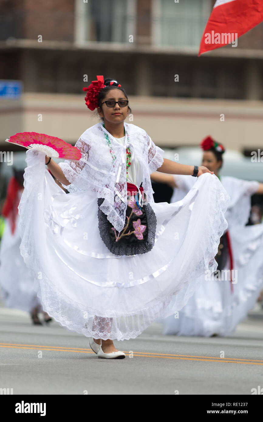 Louisville, Kentucky, USA - Mayo 03, 2018: el desfile de Pegasus, mujeres  vistiendo ropa tradicional mexicana a bailar durante el desfile Fotografía  de stock - Alamy