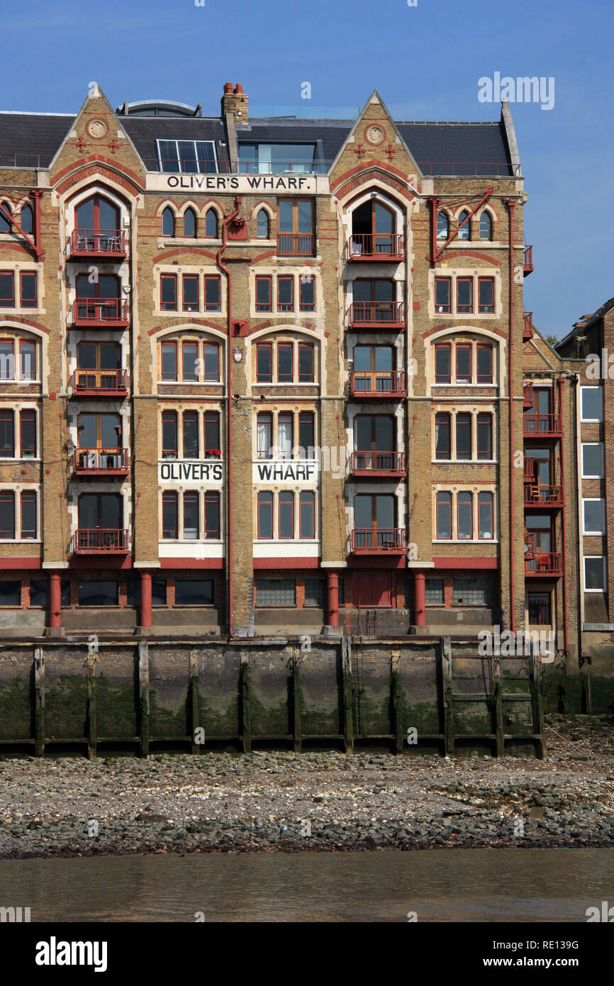 Oliver's Wharf, edificios de apartamentos, en el río Támesis, Docklands en Londres, Reino Unido Foto de stock