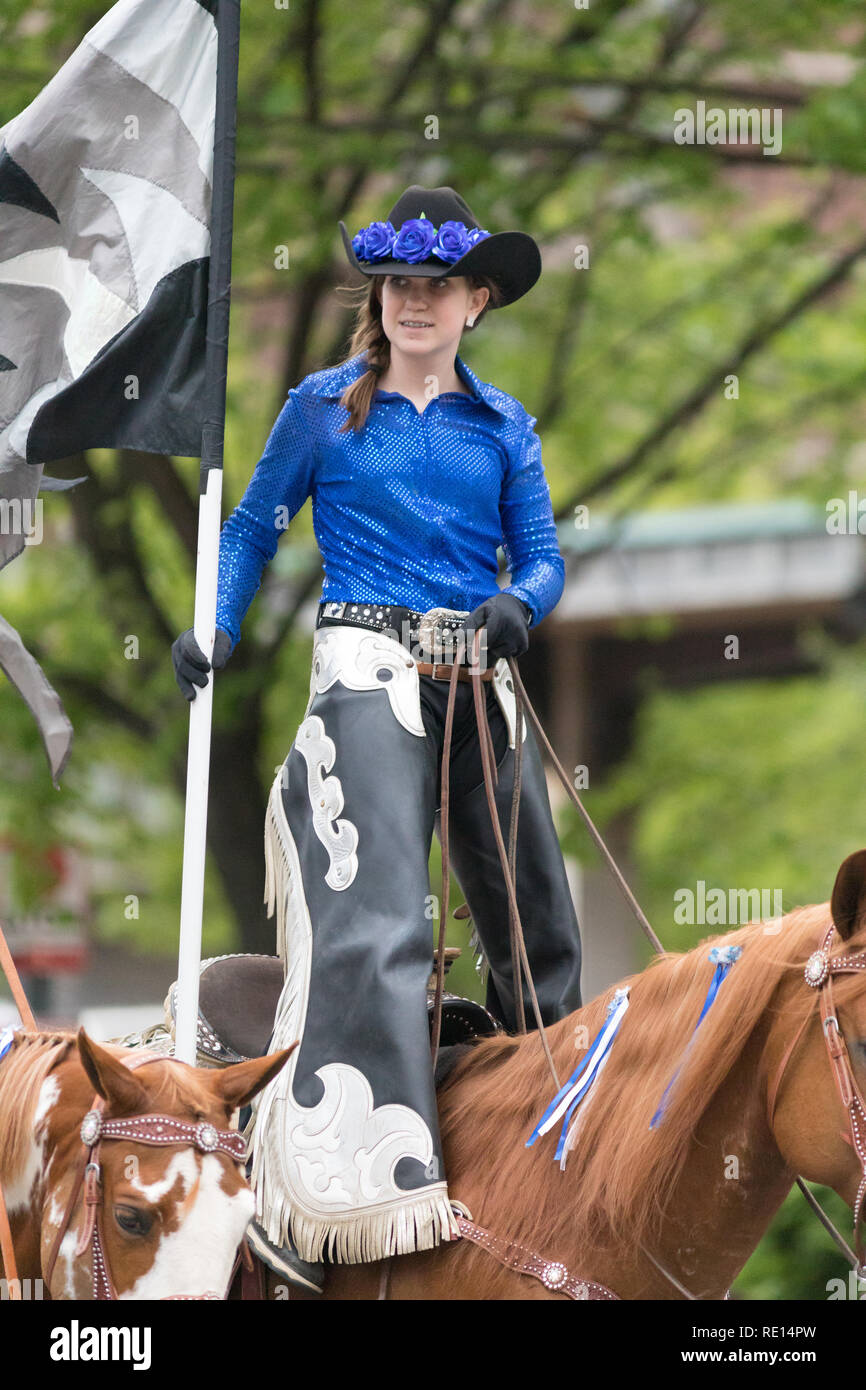 Louisville, Kentucky, USA - Mayo 03, 2018: el desfile de Pegasus, vestidas con ropa vaquera, de pie los caballos cuando bajan W Broadway Fotografía de - Alamy