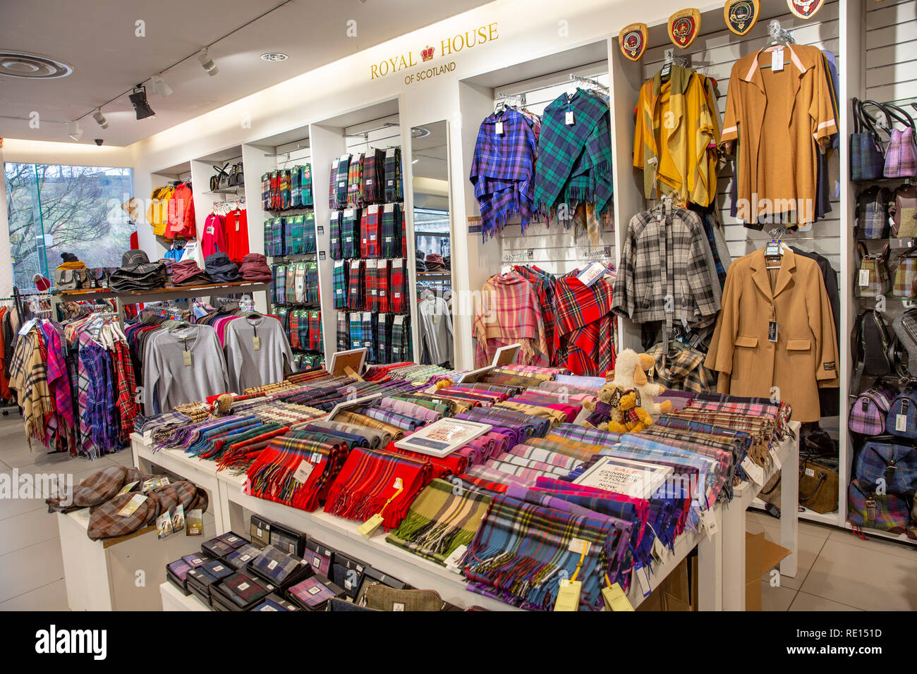 Interior de una tienda de ropa en Edimburgo Venta de Scottish tartan bufandas y otras prendas de vestir, Edimburgo, Reino Unido Fotografía de stock - Alamy