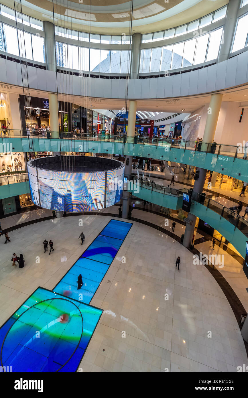 Dubai, Emiratos Árabes Unidos - Noviembre 28, 2018: vistas interiores del  centro comercial más grande del mundo, el Dubai Mall Fotografía de stock -  Alamy