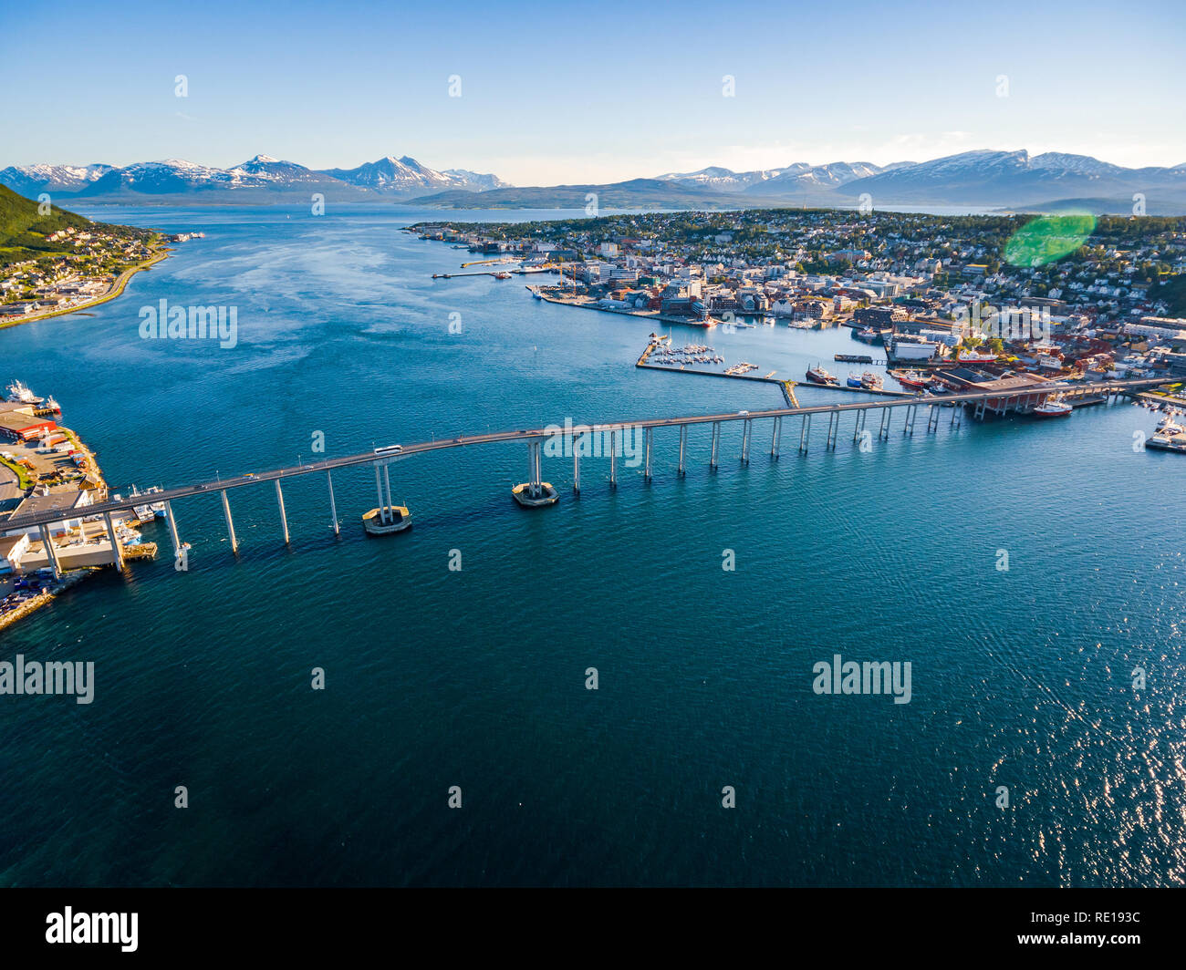 Puente de la ciudad de Tromso, Noruega, la fotografía aérea. Tromso es considerada la ciudad más septentrional del mundo, con una población de más de 50.000. Foto de stock