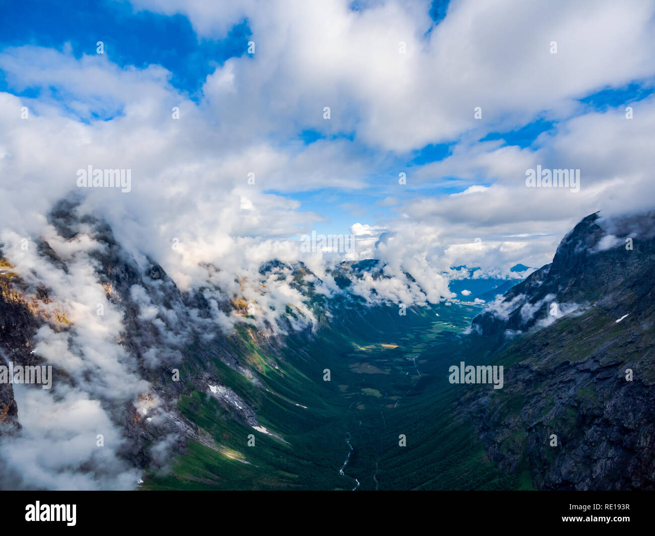 Hermosa naturaleza noruega paisaje natural de fotografía aérea. Foto de stock