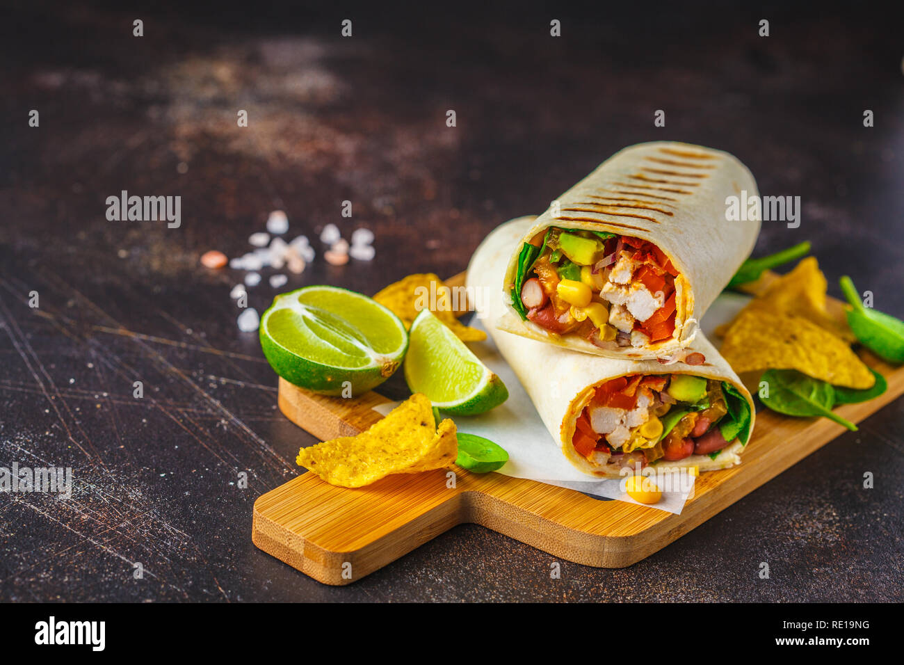 Asada burritos de envolturas con pollo, frijoles, maíz, tomate y