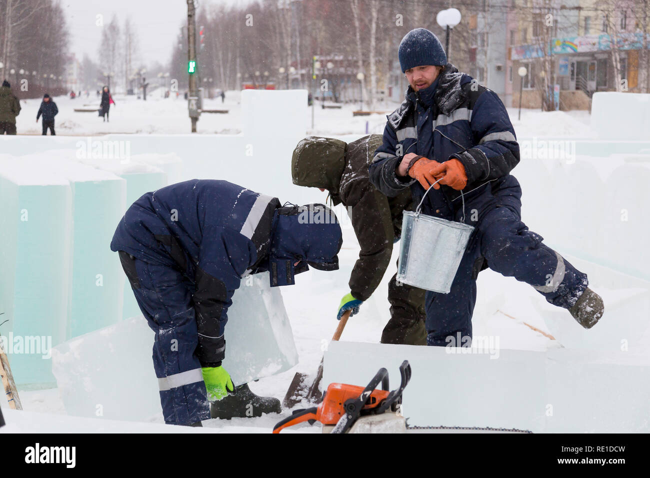 Los trabajadores construir una ciudad de hielo a partir de bloques de hielo para las vacaciones de Navidad Foto de stock