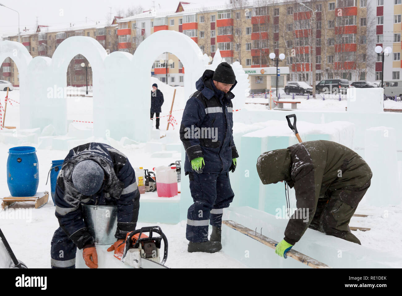Los trabajadores construir una ciudad de hielo a partir de bloques de hielo para las vacaciones de Navidad Foto de stock