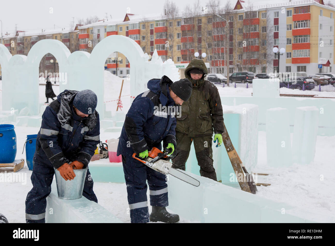 Los trabajadores construir una ciudad de hielo a partir de bloques de hielo para las vacaciones de Navidad Foto de stock