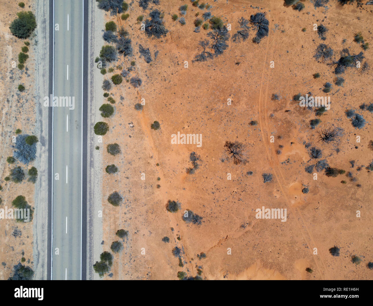 Antena del sellado Highway pasando el outback a los campos de ópalo de Andamooka South Australia Foto de stock