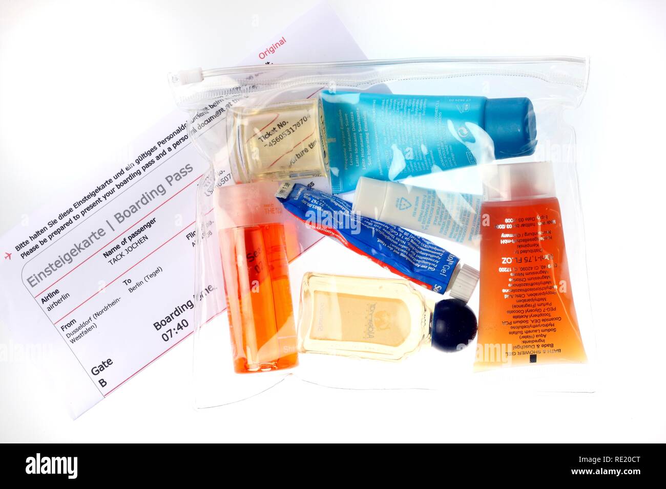 Bolsa de plástico transparente para pequeñas cantidades de líquidos, geles,  cremas , que pueden ser transportados en el equipaje de mano para aire  Fotografía de stock - Alamy