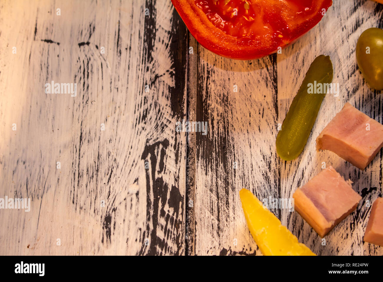 Los alimentos salados, en un blanco y negro rústica mesa. Alimentos para la merienda. Foto de stock